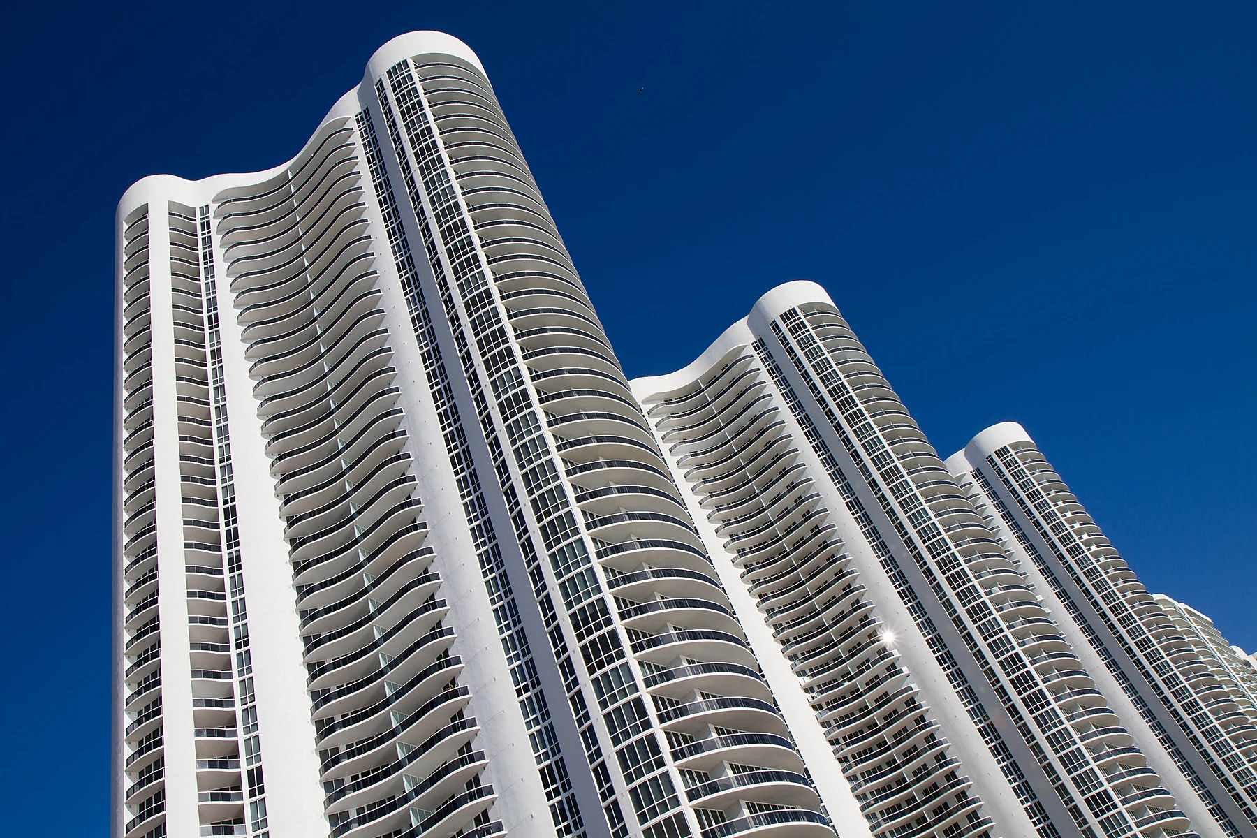 Branded residences como alocação de family office: o que sustenta o prêmio de 25% a 35%